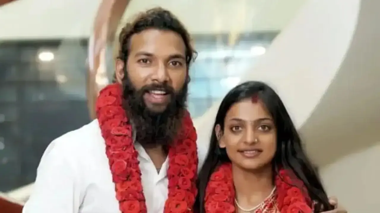 कुंभ की वायरल गर्ल मोनालिसा केस: 'सुनियोजित लव जिहाद' का आरोप, सीएम से करेंगे गुहार