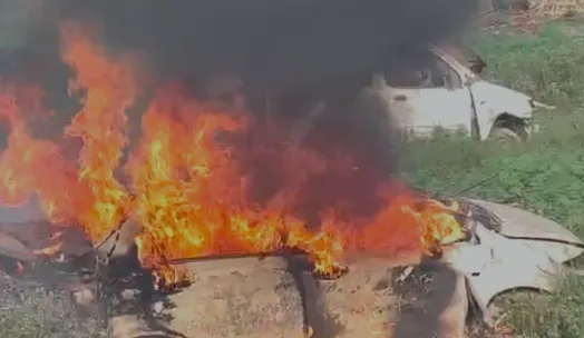 मेरठ: पुलिस चौकी के पास खड़ी कार में लगी भीषण आग, धू-धू कर जली स्विफ्ट डिजायर