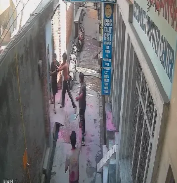 शामली में नारी सशक्तिकरण को पलीता महिला युवती की धुनाई, वीडियो वायरल