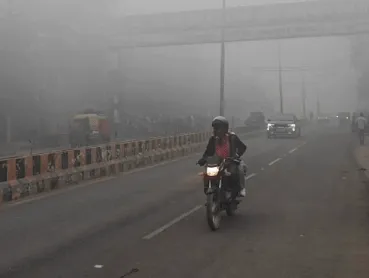 मेरठ, बुलंदशहर समेत पश्चिमी यूपी के कई जिलों में घना कोहरा, सुबह से छाया धुंध का घेरा