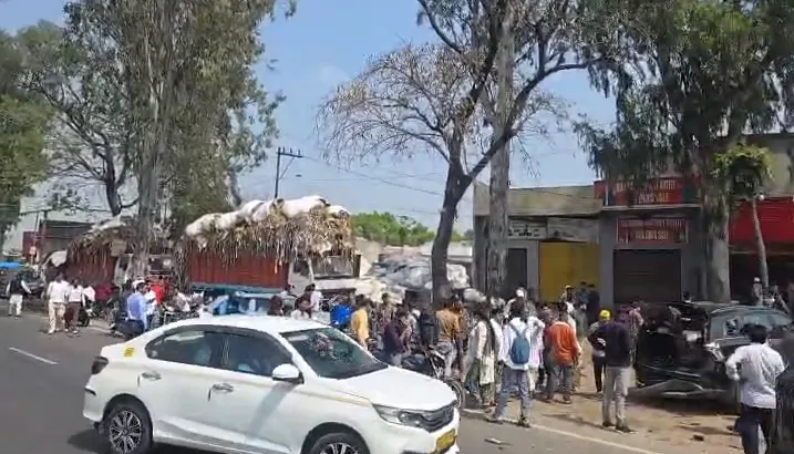 मुजफ्फरनगर: दिल्ली-देहरादून हाईवे पर ट्रक के ब्रेक फेल, कई वाहनों को रौंदा; बड़ा हादसा टला