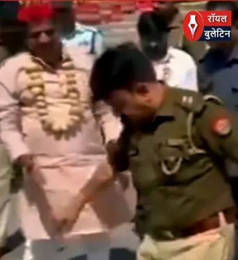 हाइवे पर आलू रखकर प्रदर्शन… पुलिस ने लात मारी तो भड़क गए नेताजी