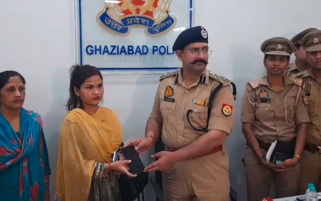 गाजियाबाद पुलिस की बड़ी उपलब्धि: डेढ़ करोड़ के 555 मोबाइल बरामद कर मालिकों को लौटाए, खिले चेहरे