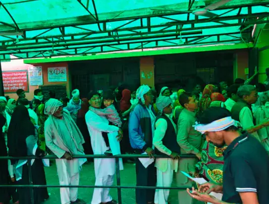 मुजफ्फरनगर: तीन दिन की छुट्टी के बाद जिला अस्पताल में उमड़ा मरीजों का सैलाब; लंबी कतारों में बेहाल हुए तीमारदार