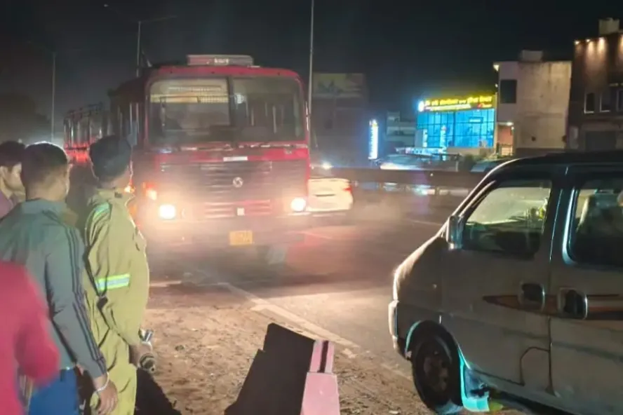 हाइवे पर दौड़ती ईको कार में लगी आग, फायर टीम ने पाया काबू, यात्री सुरक्षित