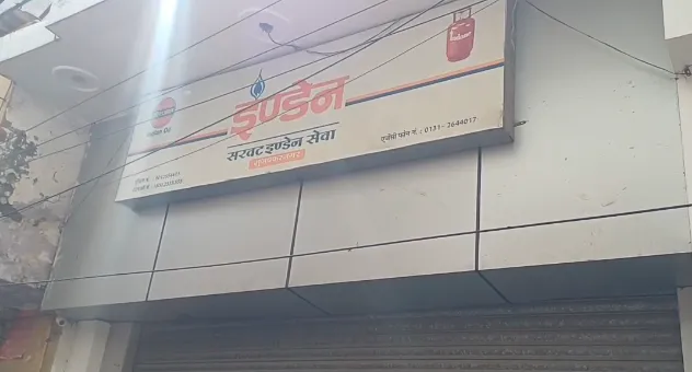 मुजफ्फरनगर: गैस के लिए त्राहि-त्राहि, तपती धूप में रोजेदारों की कतारें और कालाबाजारी के आरोप