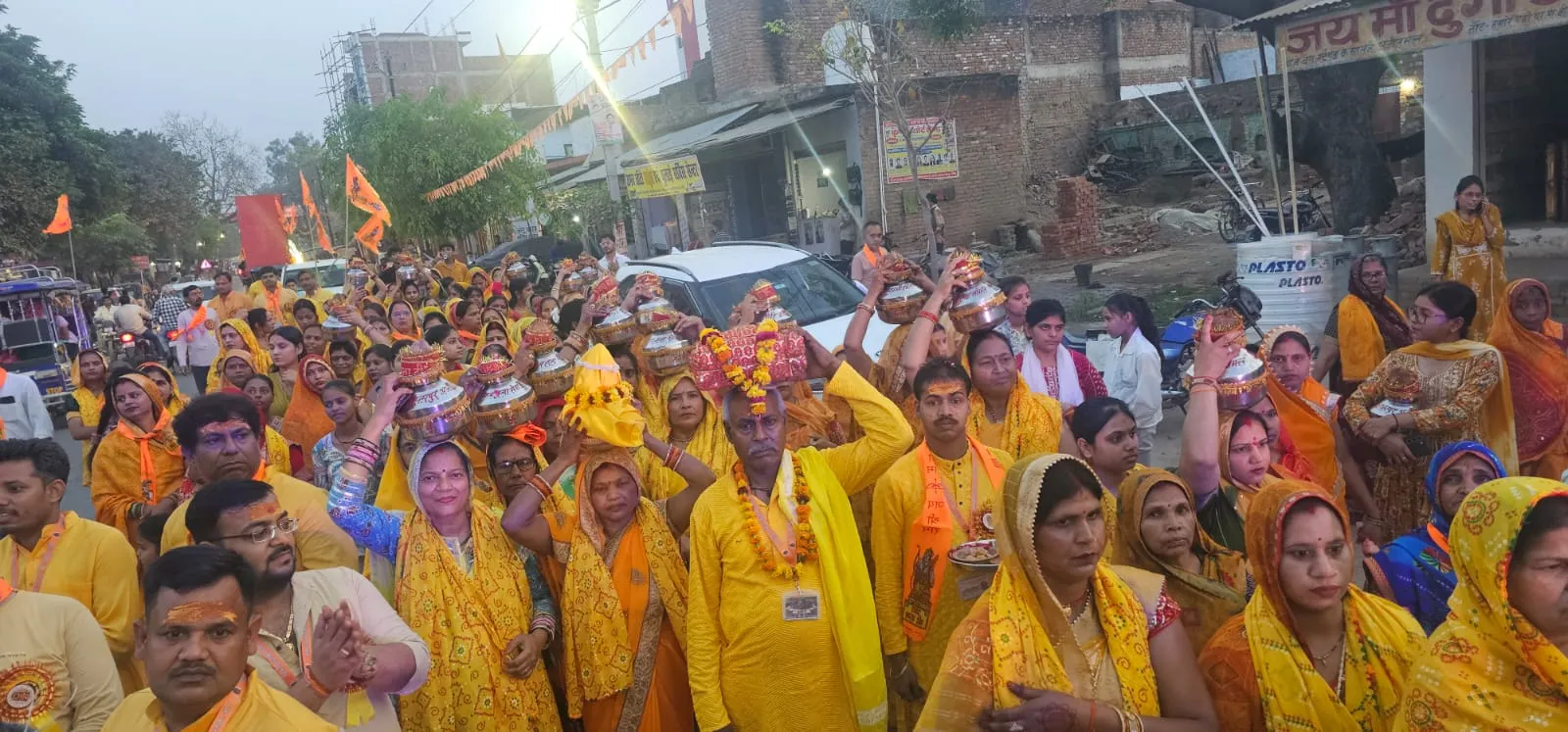 औरैया में चैत्र नवरात्र में भागवत कथा का शुभारंभ, धूमधाम से निकली भव्य कलश यात्रा