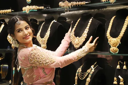 सोने की कीमत में इस हफ्ते मामूली गिरावट, चांदी करीब 6 हजार रुपए सस्ती हुई