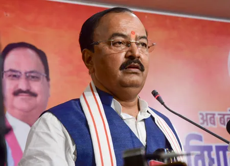 लखनऊ: उपमुख्यमंत्री केशव प्रसाद मौर्य के हेलीकॉप्टर की इमरजेंसी लैंडिंग,  चॉपर में धुआं भरा, बाल-बाल बची जान