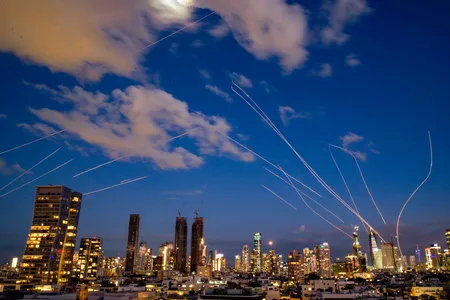 मिडिल-ईस्ट में महायुद्ध की आहट: अमेरिका ने 15 देशों से अपने नागरिकों को तुरंत निकलने को कहा