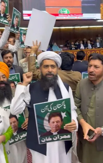 पाकिस्तान: भारत के खिलाफ उगल रहे थे जहर, संसद में लगे 'गो जरदारी गो' और 'खान को रिहा करो' नारे