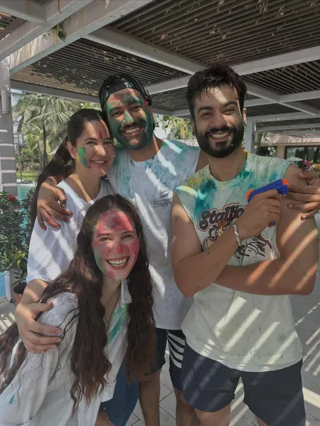 होली के रंगों में रंगी नजर आईं कटरीना कैफ, परिवार संग शेयर की तस्वीर