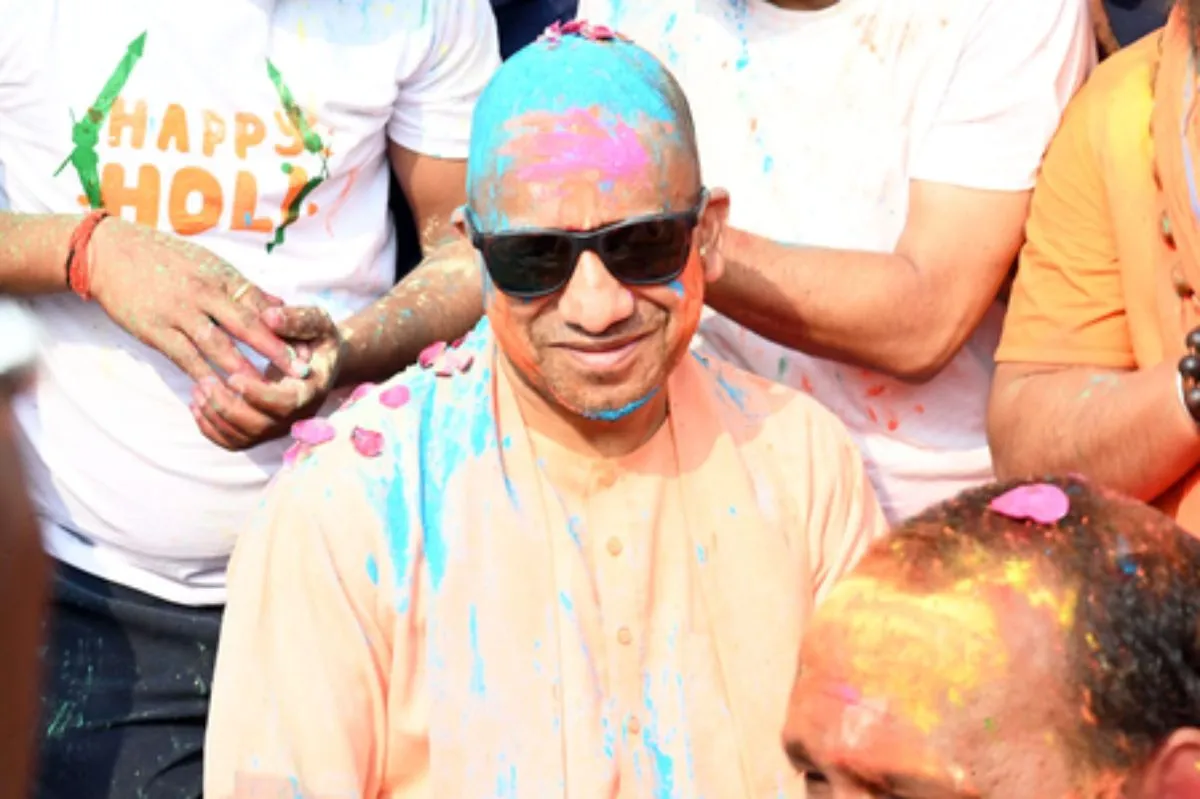 यूपी में छाया होली का रंग, ब्रज की भक्ति, काशी की मस्ती और अवध की तहजीब के रंग में रंगी फिजा, रंग उड़े तो खिले रिश्ते