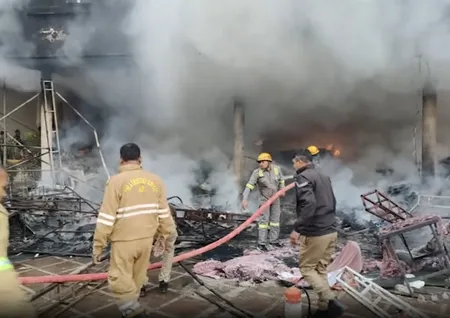 जौनपुर: होटल के बाहर शादी के पंडाल में लगी आग, दूर तक दिखे धुएं के गुब्बारे