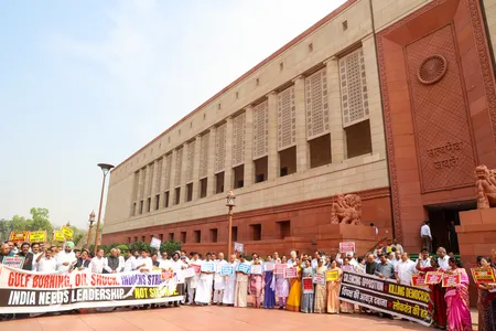 पश्चिम एशिया संकट पर लोकसभा में विपक्ष का हंगामा, सदन की कार्यवाही मंगलवार तक स्थगित 