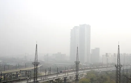 दिल्ली-एनसीआर मौसम से बेहाल: सुबह धुंध, दिन में तपिश और हर तरफ हवा 'जहरीली' 