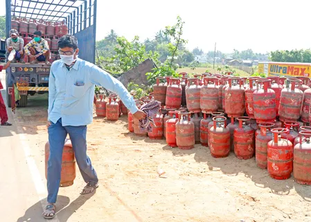संसद में गूंजा LPG मुद्दा : 5 दिनों में एलपीजी उत्पादन 28 प्रतिशत बढ़ा, सिलेंडर डिलीवरी समय 2.5 दिन ही: हरदीप सिंह पुरी 