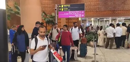 मिडिल ईस्ट तनाव के बीच अबू धाबी से भारतीयों को लेकर बेंगलुरु पहुंची फ्लाइट, यात्रियों ने बताया हालात