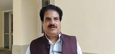 सपा नेता फिरोज खान ने डीआईजी को सौंपा ज्ञापन, नमाजियों पर पुष्पवर्षा की मांग