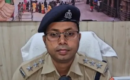 वाराणसी: गंगा में नॉन-वेज फेंकने वाले 14 आरोपी गिरफ्तार, नाव जब्त और कड़ी कार्रवाई