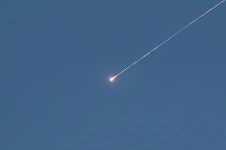 ईरान में बड़ा हमला: गैस पाइपलाइन को बनाया निशाना, खोर्रमशहर के गवर्नर ने की एनर्जी इंफ्रास्ट्रक्चर पर हमले की पुष्टि