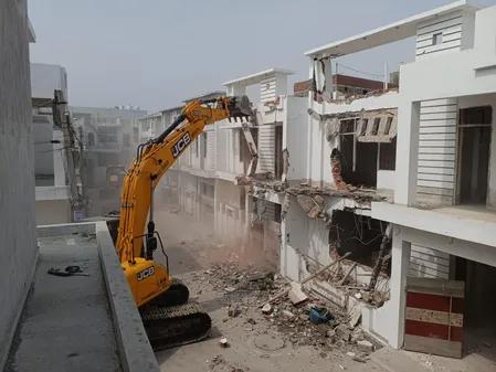 लखनऊ में 9 अवैध रो-हाउस भवनों पर चला बुलडोजर, 22 अवैध निर्माण सील