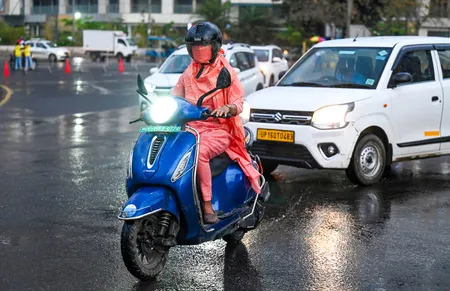 दिल्ली-एनसीआर : बरसात का दौरा जारी, तापमान में आई गिरावट, एक्यूआई भी ग्रीन और येलो जोन में पहुंचा 