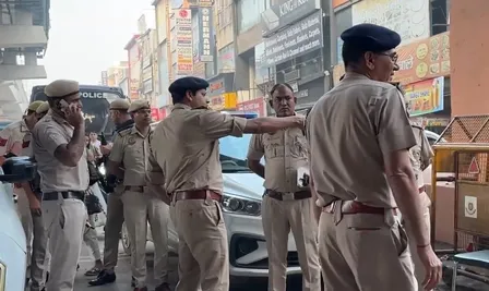 ईद के दौरान शांति बनाए रखने के लिए दिल्ली के उत्तम नगर में भारी सुरक्षा तैनात 