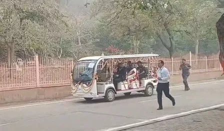 मथुरा के गोवर्धन पहुंचीं राष्ट्रपति द्रौपदी मुर्मु, गोल्फ कार्ट से 7 कोस की परिक्रमा शुरू 