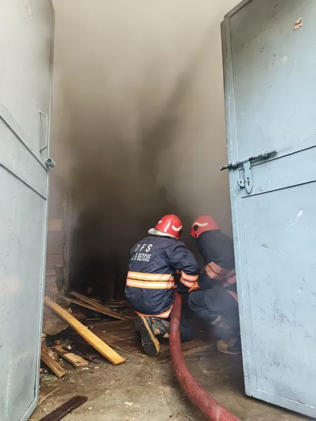 बवाना इंडस्ट्रियल एरिया के प्लाईवुड गोदाम में लगी आग, 17 दमकल गाड़ियों ने घंटों की मशक्कत के बाद पाया काबू