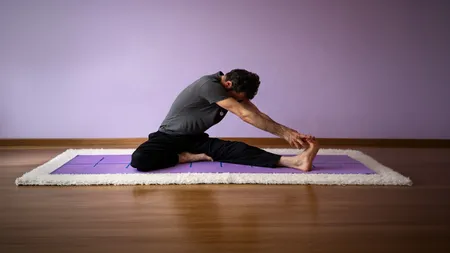 वर्क प्रेशर और बढ़ते स्क्रीन टाइम से हैं परेशान? महामुद्रा के अभ्यास से शरीर को करें रिचार्ज 