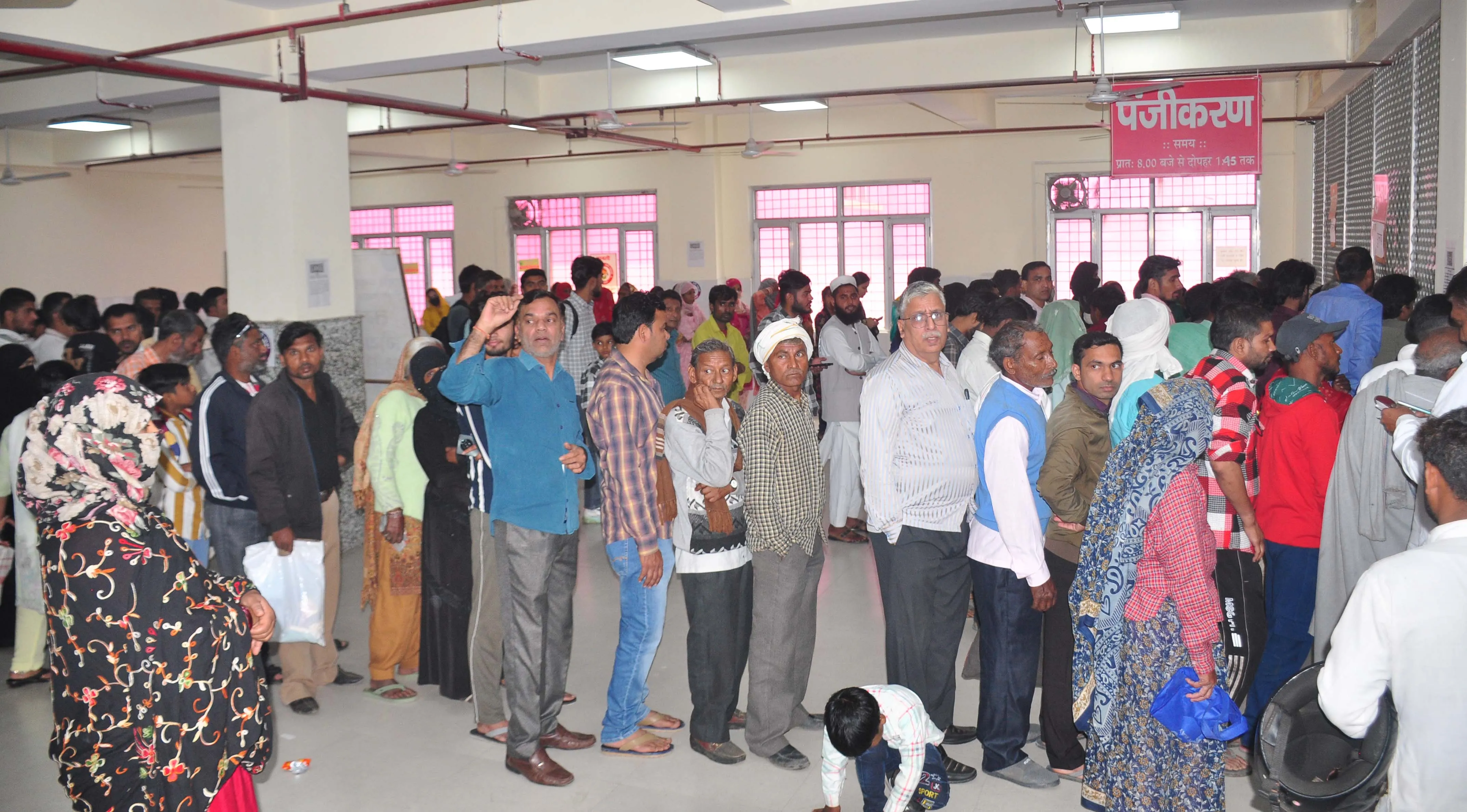 शामली में ईद की छुट्टियों के बाद जिला अस्पताल में उमड़ी भीड़, मरीजों को करना पड़ा घंटों इंतजार