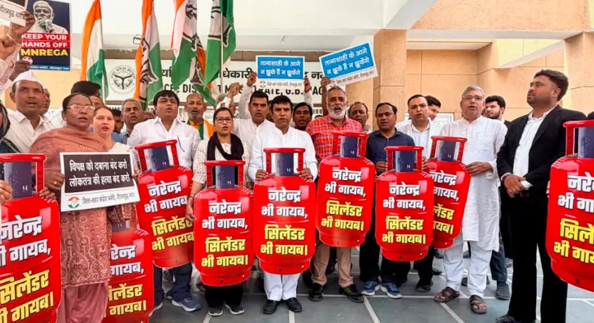 नोएडा में कांग्रेस कार्यकर्ताओं ने कलेक्ट्रेट पर किया प्रदर्शन, राष्ट्रपति को भेजा ज्ञापन