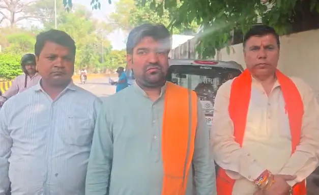 मेरठ : नमाज और विरोध प्रदर्शन पर पुलिस की सख्ती, बयानबाजी से गरमाया उत्तर प्रदेश का सियासी माहौल