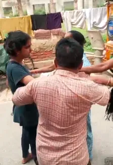 मेरठ: काशीराम कॉलोनी में दबंगई का वीडियो वायरल, महिला पर लाठी-डंडों से हमले और उगाही का आरोप