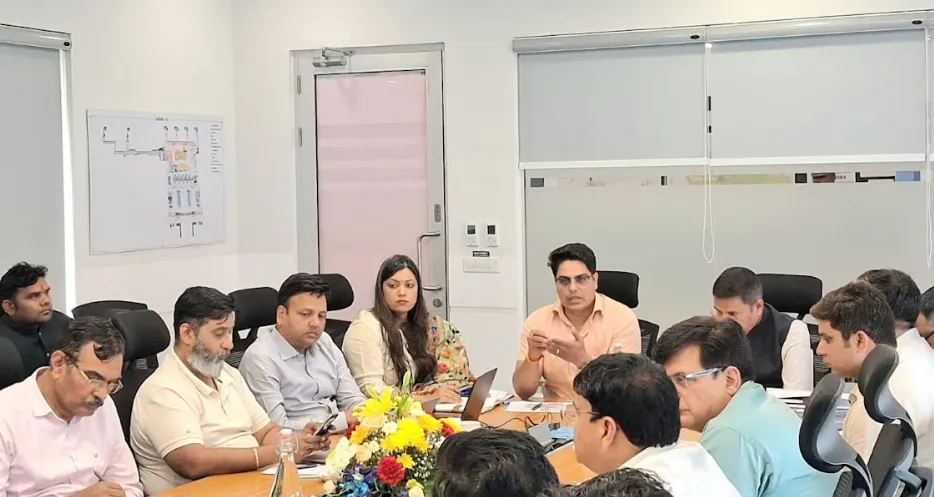 नोएडा में मंडलायुक्त ने की एयरपोर्ट लोकार्पण कार्यक्रम की तैयारियों की समीक्षा, दिए निर्देश 