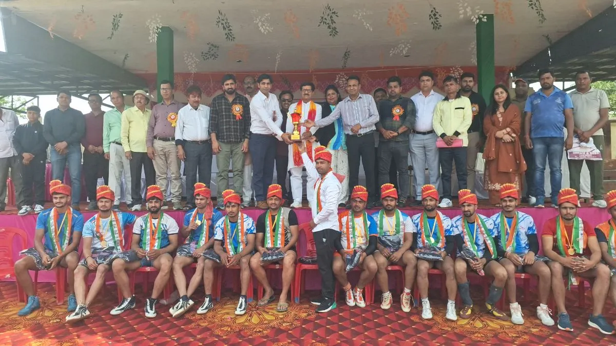 मुजफ्फरनगर: चौधरी चरण सिंह स्टेडियम में राज्य स्तरीय कबड्डी का रोमांच शुरू; सीडीओ और अर्जुन अवार्डी संजीव बालियान ने किया 'ओपन पुरुष प्रतियोगिता' का आगाज