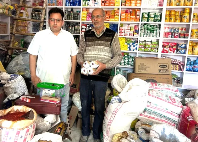 सहारनपुर: नवरात्रि से पहले खाद्य सुरक्षा विभाग ने कुट्टू के आटे के नमूने लिए, मिलावट रोकने के लिए छापेमारी