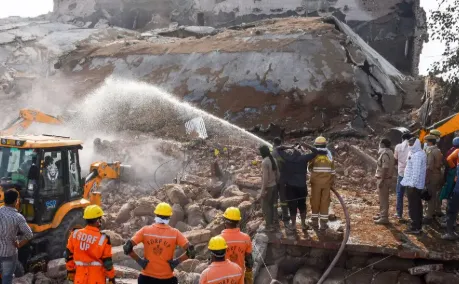 प्रयागराज: कोल्ड स्टोरेज हादसे में मालिक समेत 3 गिरफ्तार; धमाके की गूंज से दहला इलाका, रेस्क्यू ऑपरेशन जारी