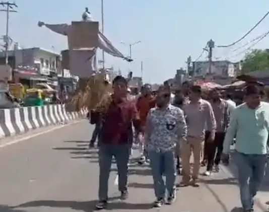 मुजफ्फरनगर: पुरकाजी में सपा विधायक पंकज मलिक का पुतला दहन, कैबिनेट मंत्री पर टिप्पणी को लेकर समर्थकों में उबाल