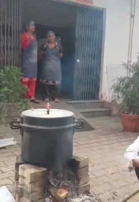 मेरठ: जिला अस्पताल में 'गैस संकट', लकड़ियों के चूल्हे पर बन रहा मरीजों का खाना, दावों की खुली पोल