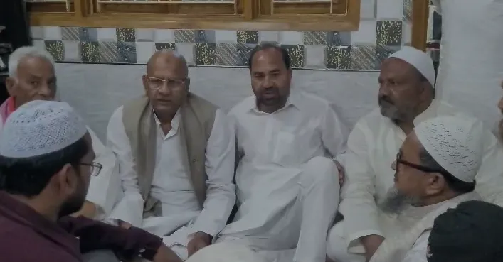 मेरठ अग्निकांड: सपा नेताओं ने पीड़ितों का बांटा दर्द, दी दो लाख की आर्थिक मदद