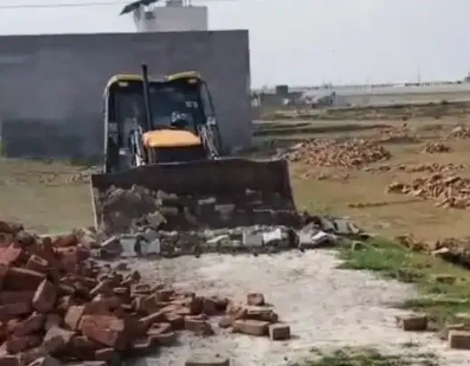 कैराना: अवैध कॉलोनियों पर चला मुजफ्फरनगर विकास प्राधिकरण का बुलडोजर