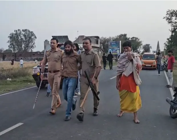 मथुरा: 'फरसा वाले बाबा' के आश्रम जा रहे दक्ष चौधरी गिरफ्तार, गौ-सेवकों का थाने पर कूच; भारी तनाव