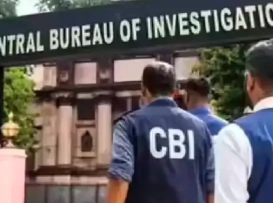 नोएडा: रिश्वत लेते ईसीएचएस मेडिकल ऑफिसर और निजी अस्पताल का प्रतिनिधि गिरफ्तार, सीबीआई का बड़ा एक्शन