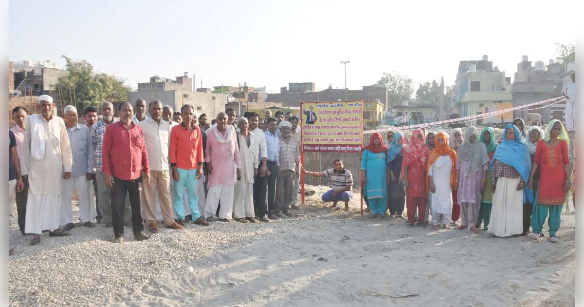 शामली के खेड़ीकरमू में आरक्षित भूमि पर टंकी निर्माण पर छिड़ी रार: दलित समाज ने कोर्ट का हवाला देकर रुकवाया काम