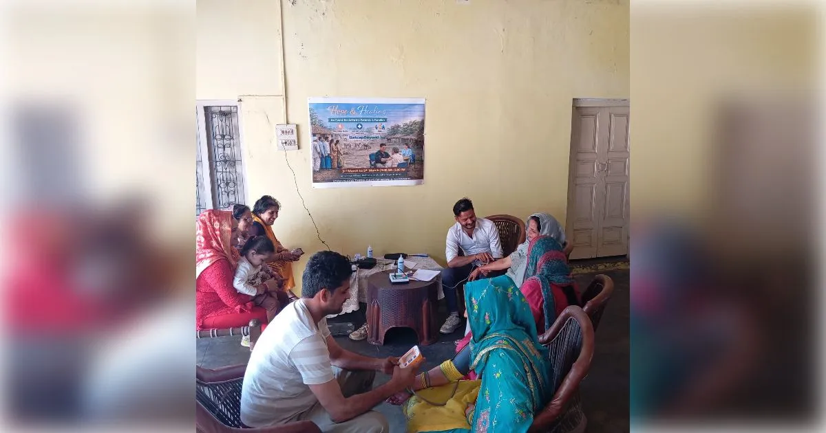 मुजफ्फरनगर में बुढ़ाना के सैनपुर में आईआईटी विशेषज्ञों का फिजियोथेरेपी शिविर, ग्रामीणों को दर्द से दिलाई निजात