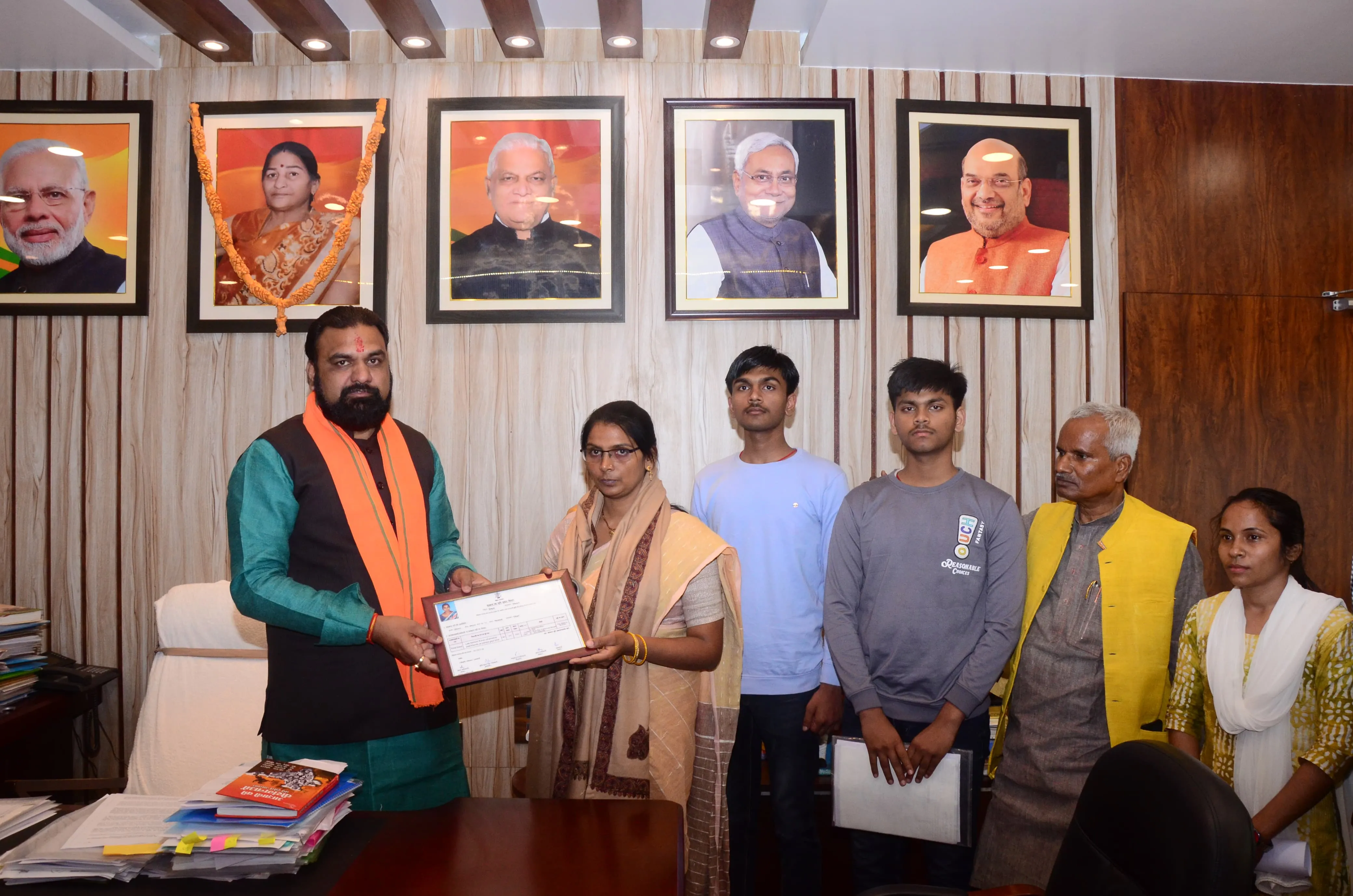  बिहार : शहीद सुबेदार संतोष कुमार की पत्नी को उपमुख्यमंत्री सम्राट चौधरी ने सौंपे 1 एकड़ जमीन के कागजात