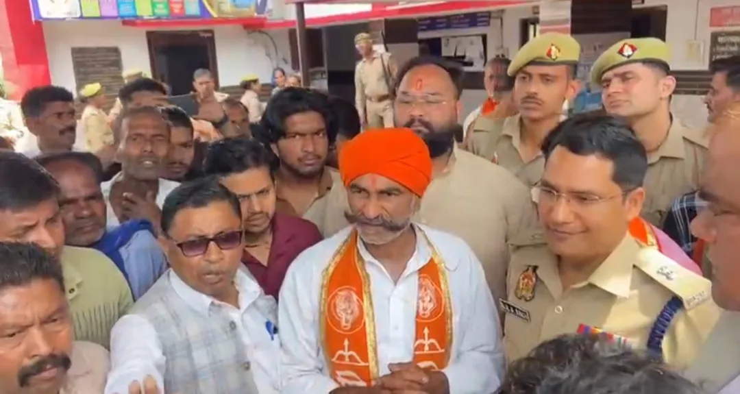 लापता 6 छात्राओं की बरामदगी के लिए चांदपुर थाने पर प्रदर्शन, शिवसेना व परिजनों में आक्रोश