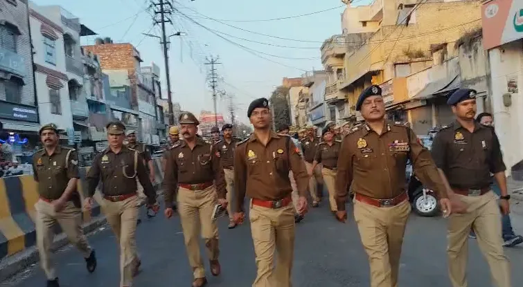 मेरठ में हाई अलर्ट: खाड़ी युद्ध के तनाव के बीच पुलिस का फ्लैग मार्च, एडीजी ने कहा- 'जो बात जहां की, वहीं रहने दें'